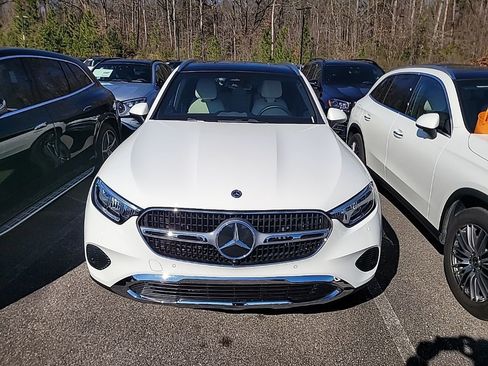 Used 2025 Mercedes-Benz GLC 300 4MATIC image 2