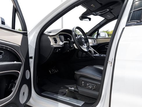 Certified 2023 Bentley Bentayga Extended Wheelbase AWD/4WD image 19