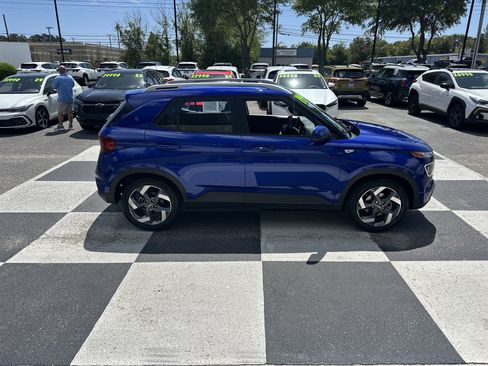 Used 2023 Hyundai Venue Limited FWD image 5