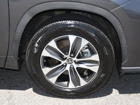 Used 2022 Toyota Highlander XLE FWD image 22