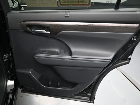 Used 2025 Toyota Highlander Platinum AWD/4WD image 39