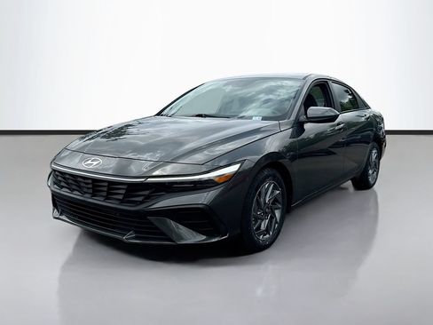 Used 2024 Hyundai Elantra SEL FWD image 2