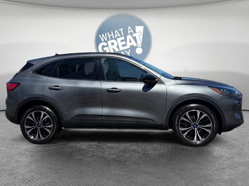 Used 2022 Ford Escape SE w/ SE Sport Appearance Package image 2