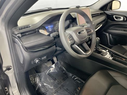 Used 2022 Jeep Compass Latitude w/ Sun and Sound Group AWD/4WD image 9