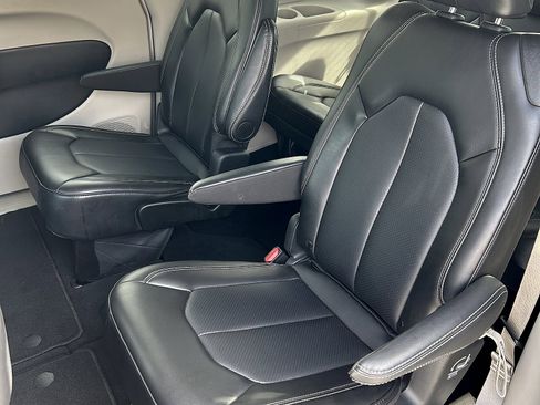Used 2024 Chrysler Pacifica Touring-L image 7