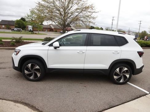 Used 2025 Volkswagen Taos SE AWD/4WD image 7