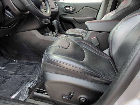Used 2019 Jeep Cherokee Trailhawk image 17
