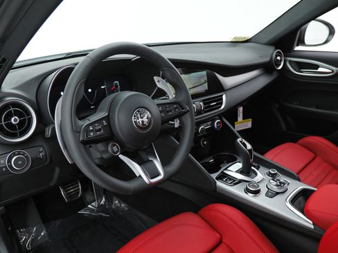 Used 2025 Alfa Romeo Giulia w/ Driving Assist Package image 18
