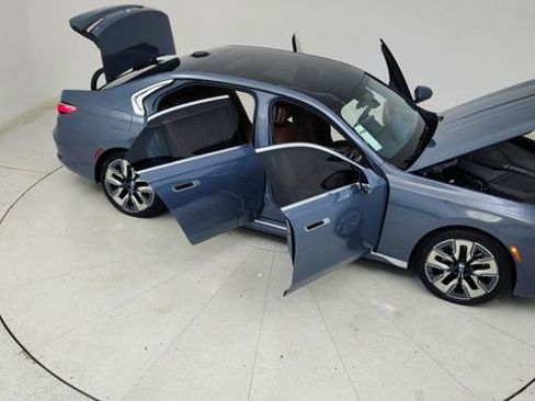 Used 2023 BMW i7 xDrive60 image 91