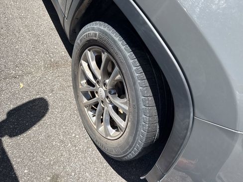 Used 2021 Jeep Cherokee Latitude Lux w/ Comfort/Convenience Group image 4