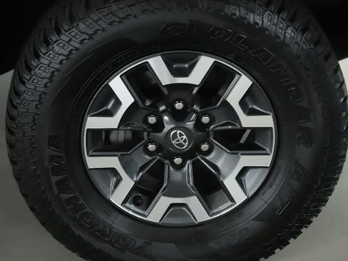 Certified 2023 Toyota Tacoma TRD Off-Road AWD/4WD image 10