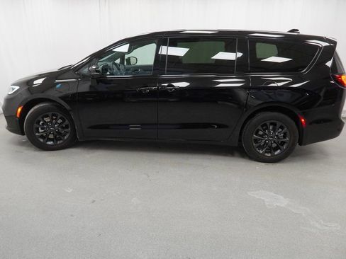 Certified 2024 Chrysler Pacifica Limited image 15