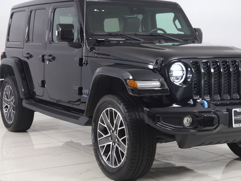 Used 2023 Jeep Wrangler Unlimited Sahara AWD/4WD image 40