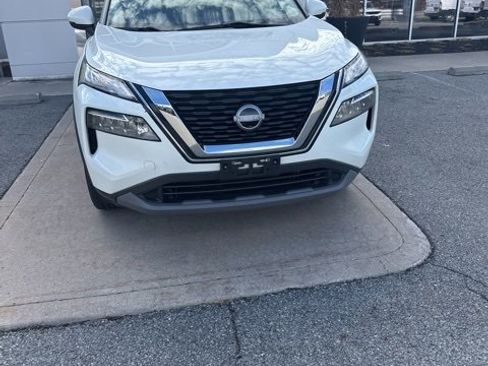 Used 2022 Nissan Rogue SV w/ SV Premium Package image 2