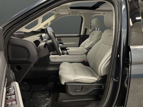Used 2025 Ford Expedition Max Platinum w/ Platinum Ultimate Package AWD/4WD image 4