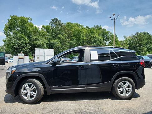 Used 2024 GMC Terrain SLE w/ Driver Convenience Package FWD image 2