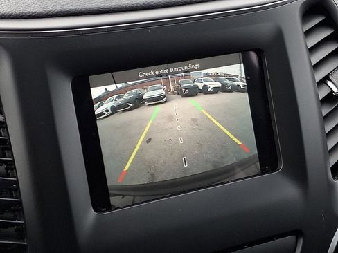 Used 2019 Jeep Cherokee Latitude Plus w/ Comfort/Convenience Group image 18