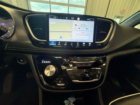 Used 2025 Chrysler Pacifica Limited image 31