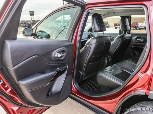 Used 2019 Jeep Cherokee Latitude Plus AWD/4WD image 24