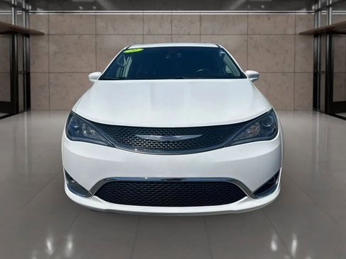 Used 2020 Chrysler Pacifica Touring-L FWD image 2