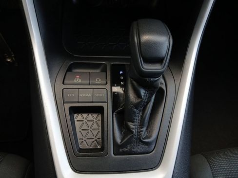 Used 2020 Toyota RAV4 LE FWD image 10