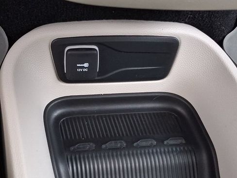 Used 2023 Chrysler Pacifica Touring-L FWD image 27