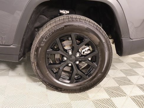 Used 2025 Jeep Grand Cherokee Altitude RWD image 19