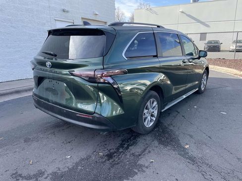 Used 2025 Toyota Sienna XLE image 9