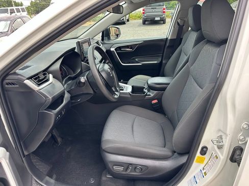 Used 2022 Toyota RAV4 XLE AWD/4WD image 11