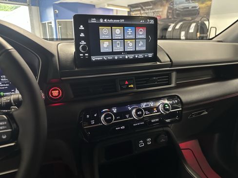 Used 2025 Honda Pilot Black Edition image 16