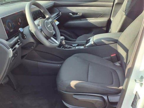 Certified 2025 Hyundai Tucson SE image 21