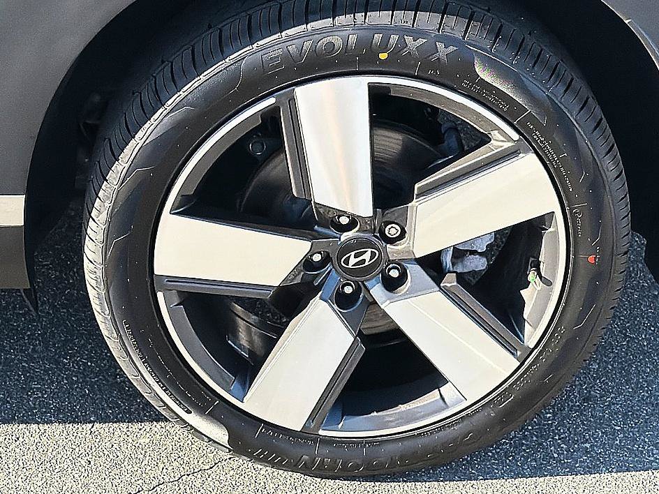 Certified 2025 Hyundai Santa Fe Limited FWD image 5
