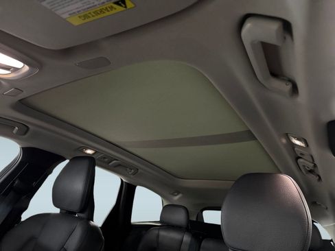 Used 2023 Volvo XC60 B5 Plus image 16