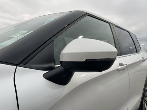Used 2025 Mitsubishi Outlander SE image 11