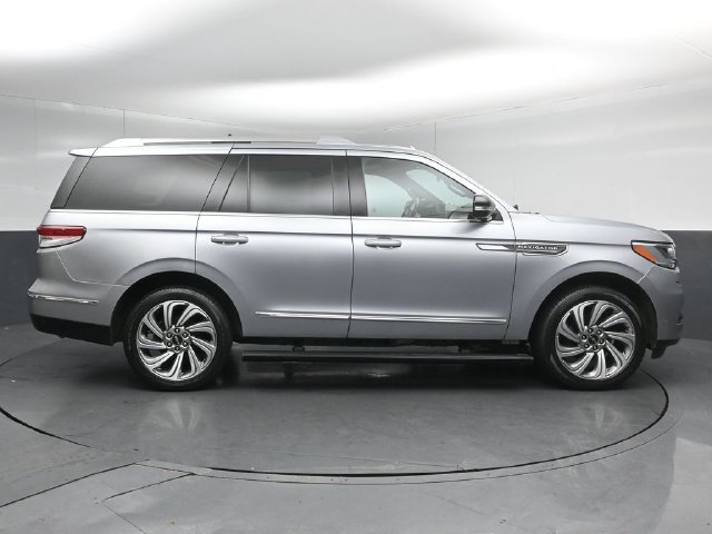 Certified 2023 Lincoln Navigator Reserve AWD/4WD image 8