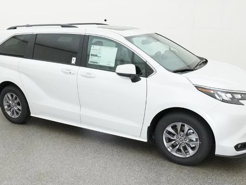 New 2026 Toyota Sienna XLE image 21