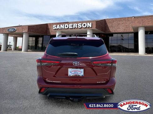 Used 2021 Toyota Highlander XLE AWD/4WD image 4