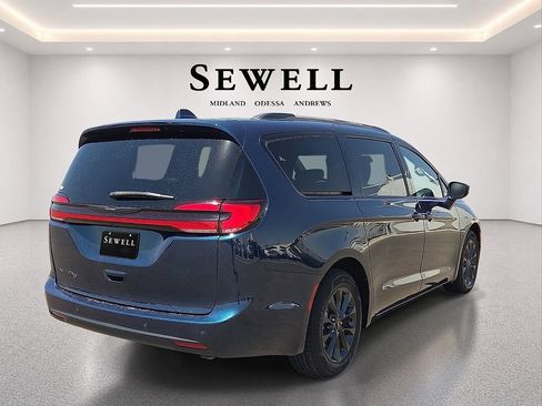 Used 2021 Chrysler Pacifica Touring w/ S Appearance Package FWD image 4