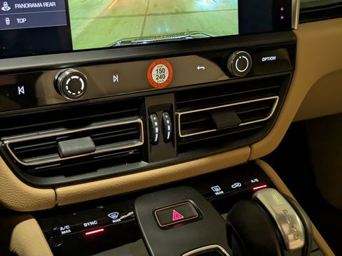 Used 2025 Porsche Macan image 36