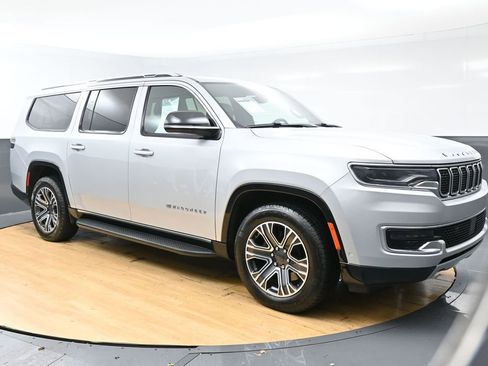 Used 2024 Jeep Wagoneer L Series II RWD image 3