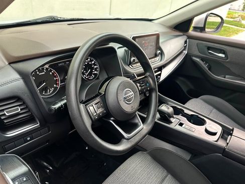 Used 2021 Nissan Rogue SV image 16