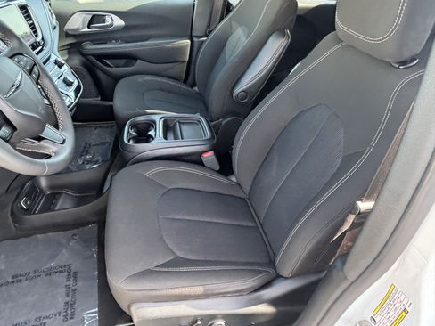 Used 2024 Chrysler Pacifica Touring FWD image 15