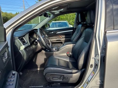 Used 2018 Toyota Highlander XLE AWD/4WD image 10