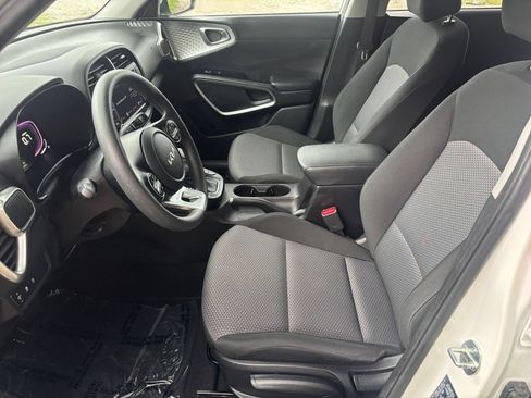 Used 2025 Kia Soul LX w/ LX Technology Package FWD image 25