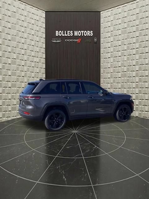Used 2023 Jeep Grand Cherokee Altitude AWD/4WD image 4
