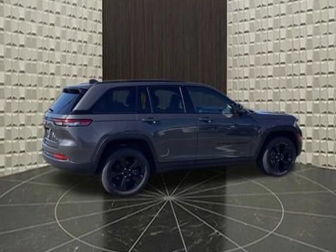Used 2023 Jeep Grand Cherokee Altitude AWD/4WD image 4