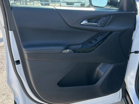 Used 2026 Chevrolet Equinox LT FWD image 8