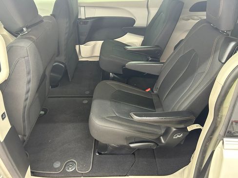 Used 2017 Chrysler Pacifica Touring w/ Tire & Wheel Group image 11