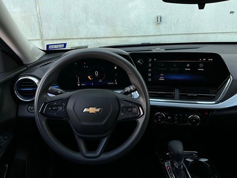 Used 2025 Chevrolet Trax LT image 13