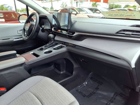 Certified 2025 Toyota Sienna LE FWD image 23